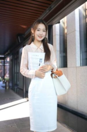 伸进班花衣服里揉捏丰满_HD动漫在线观看